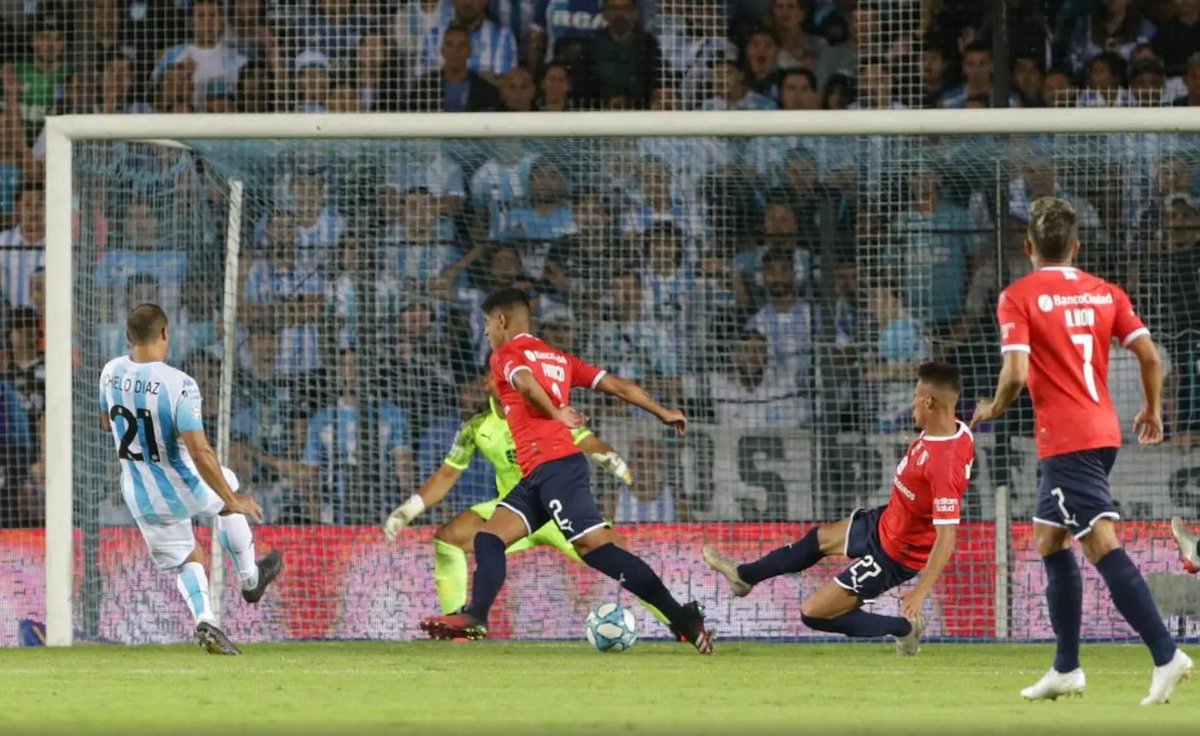 racing_termo's tweet photo. Si, con dos jugadores menos, con un árbitro que eligieron ellos después de haber llorado toda la semana y con el plus de tener a Javier García en joggins.

Gracias @CHELODIAZ_21, siempre en el 💙 de Racing y en la bronca de ellos.

#Con9 #TheRitualOfBanana #MilitoHayUnoSolo https://t.co/aTQSGnlM4d