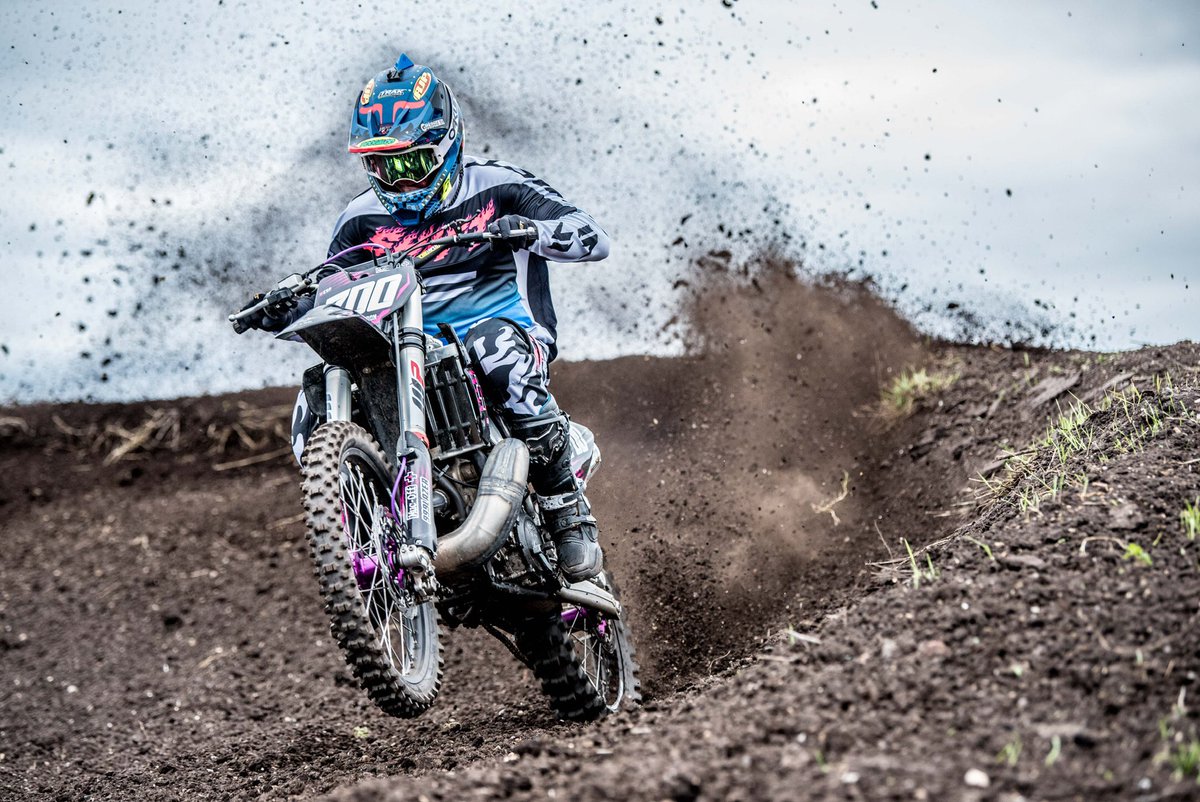 We built a 700cc 2 Stroke Dirt Bike and let the best CR500 rider we know take her for a rip 👀🤯
Check out the full vid 👇🏻👇🏻

youtu.be/ynt8xkRxdAI