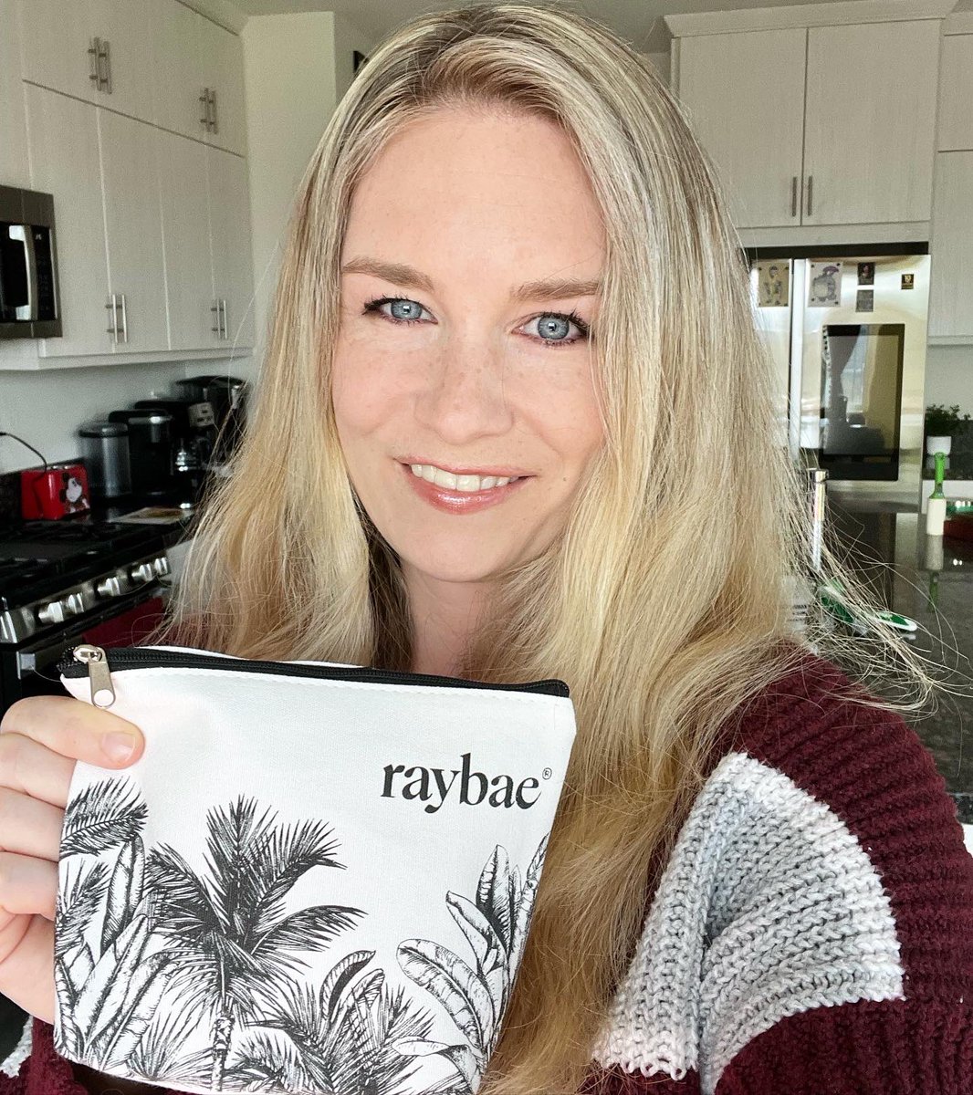 weirdworldventr's tweet photo. You guys, my absolute favorite #skincare brand, @raybaebeauty, has come out with a #TravelKit… and I couldn’t be more thrilled about it! Head over to https://t.co/RZahVQoW27 to read all about it! 🙌🏻🥂#raybae #travel #skincare #travelskincare #travelskincareroutine https://t.co/a6vBuvksuB