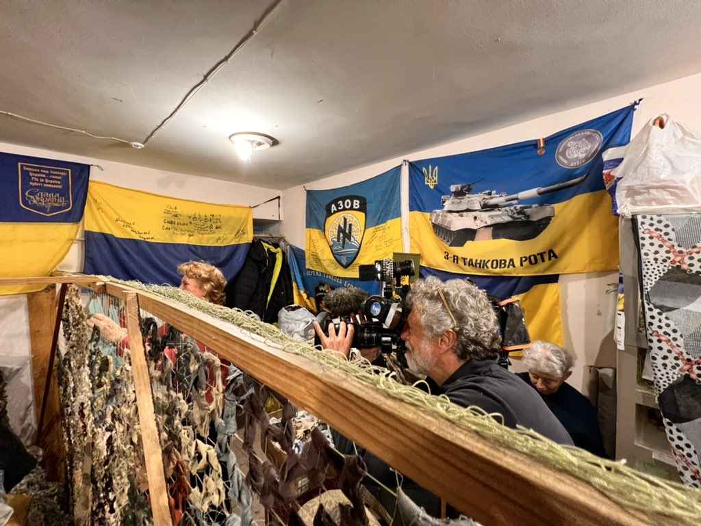 TodoPorHacer1's tweet photo. Hoy, en el Telediario de TVE, hemos podido ver a entrañables señoras "nacionalistas" ucranianas preparando material para los nazis del Batallón Azov

Ayer El Mundo entrevistaba a un nazi ucraniano qe organiza la "resistencia ucraniana" en Madrid

Basta ya de blanquear al fascismo https://t.co/IN6zKbK7MJ