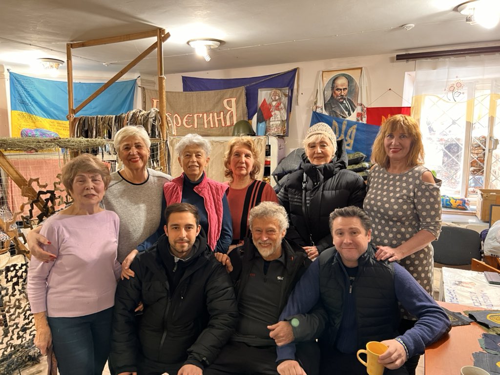 TodoPorHacer1's tweet photo. Hoy, en el Telediario de TVE, hemos podido ver a entrañables señoras "nacionalistas" ucranianas preparando material para los nazis del Batallón Azov

Ayer El Mundo entrevistaba a un nazi ucraniano qe organiza la "resistencia ucraniana" en Madrid

Basta ya de blanquear al fascismo https://t.co/IN6zKbK7MJ