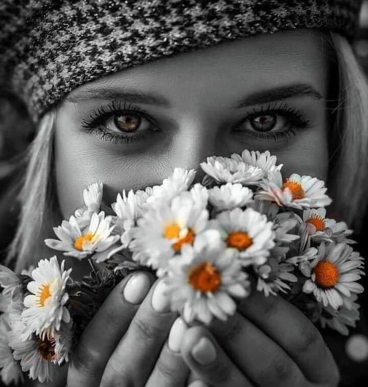 İnsanların umrunda olan sizler  değilsiniz..
Sizin onlara sunduğunuz imkanlardır 🕊
Unutmayın kimse sizi kendisinden daha çok sevmez.!