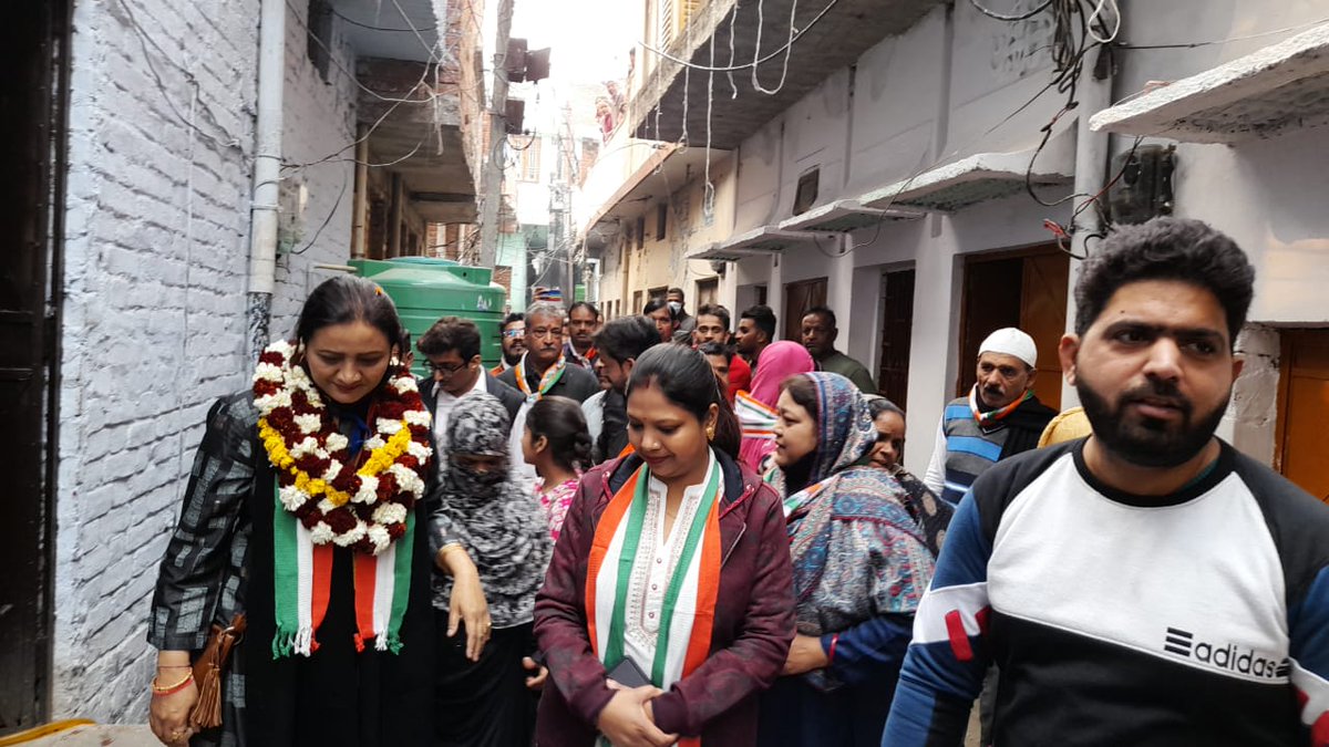 ShahanaINC's tweet image. आज की पदयात्रा दोपहर 171-लखनऊ पश्चिम विधानसभा में कच्चा पुल से कोठी रहीम बख्श, गुल्लू का तकिया होते हुए वापस कच्चा पुल पर पूर्ण हुई। लोगों ने कांग्रेस की जयकारे के खूब नारे लगाए। लोगों का उत्साह देखकर बहुत अच्छा लगा।  सभी से कांग्रेस को वोट देने की अपील की।
#CongressFor2022