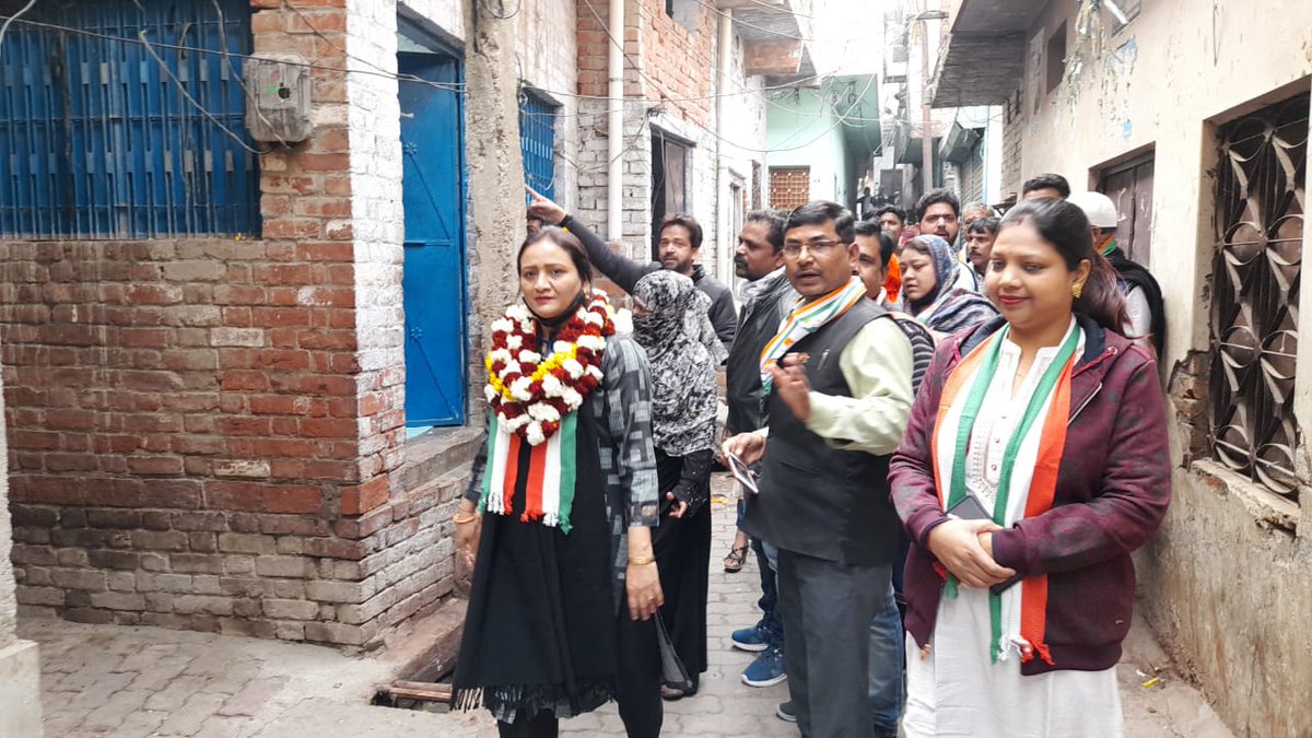 ShahanaINC's tweet image. आज की पदयात्रा दोपहर 171-लखनऊ पश्चिम विधानसभा में कच्चा पुल से कोठी रहीम बख्श, गुल्लू का तकिया होते हुए वापस कच्चा पुल पर पूर्ण हुई। लोगों ने कांग्रेस की जयकारे के खूब नारे लगाए। लोगों का उत्साह देखकर बहुत अच्छा लगा।  सभी से कांग्रेस को वोट देने की अपील की।
#CongressFor2022