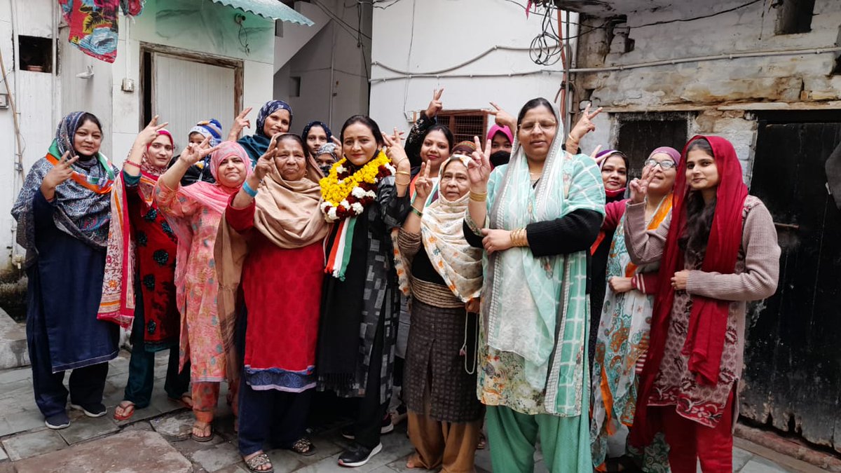 ShahanaINC's tweet image. आज की पदयात्रा दोपहर 171-लखनऊ पश्चिम विधानसभा में कच्चा पुल से कोठी रहीम बख्श, गुल्लू का तकिया होते हुए वापस कच्चा पुल पर पूर्ण हुई। लोगों ने कांग्रेस की जयकारे के खूब नारे लगाए। लोगों का उत्साह देखकर बहुत अच्छा लगा।  सभी से कांग्रेस को वोट देने की अपील की।
#CongressFor2022