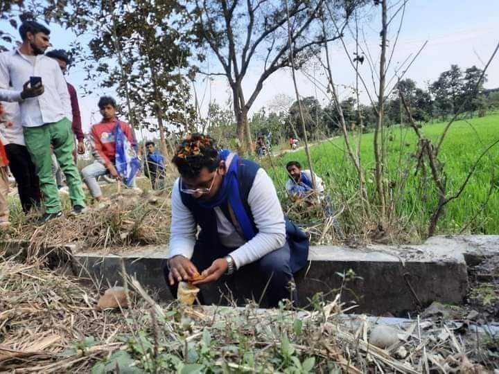 "आज उत्तराखंड' की ज्वालापुर विधानसभा में रोड शो के दौरान बहुजन समाज" के घरों में बने खाने को बीच रास्ते मे रुख कर खाते हुए चंद्रशेखर आजाद। 

यह प्यार और स्नेह देने के लिए बहुजन समाज का आभार। <a href="/ASP4UK/">Aazad Samaj Party - Uttarakhand</a>