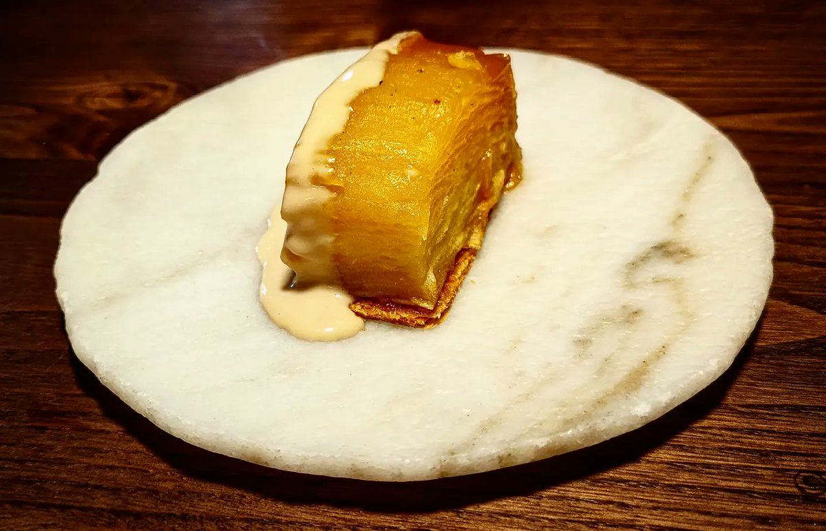 lmgastronomia's tweet photo. Queso... de chocolate blanco; galleta de nuez

Manzana, hojaldre, vinagre

#DSPEAK #DiegoGuerrero https://t.co/PFxYdnFQgF
