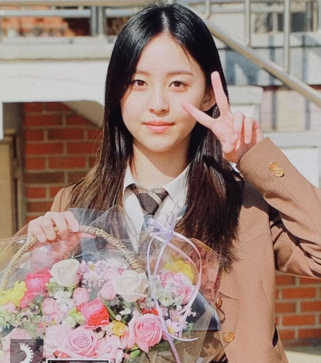 doramabra's tweet photo. NOSSA MENINA! #ParkJiHoo se formou no ensino médio hoje, nascida em 2003. Parabéns pra esse super talento, que sua nova fase seja excelente! 👏💘

Protagonista de #AllOfUsAreDead! https://t.co/rR53rsXgIi
