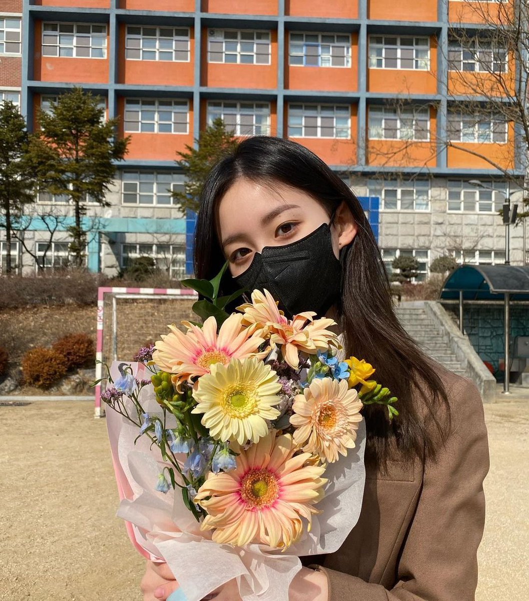 doramabra's tweet photo. NOSSA MENINA! #ParkJiHoo se formou no ensino médio hoje, nascida em 2003. Parabéns pra esse super talento, que sua nova fase seja excelente! 👏💘

Protagonista de #AllOfUsAreDead! https://t.co/rR53rsXgIi