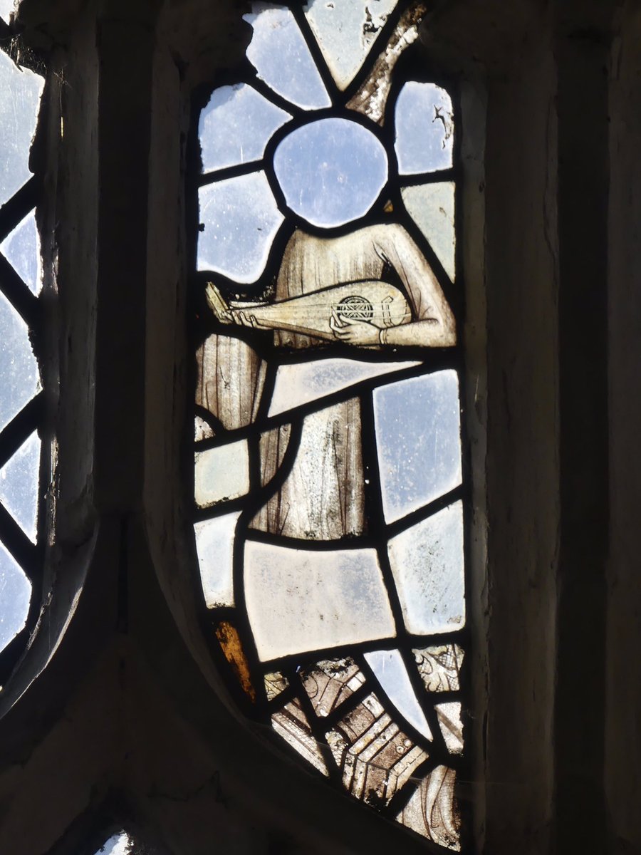 👀 St Peter & St Paul church, #Sustead #Norfolk

Two examples of #medieval #stainedglass windows.

Great for details of medieval 🎶 🎶 instruments.

#MusicInChurches
#StainedGlassSunday