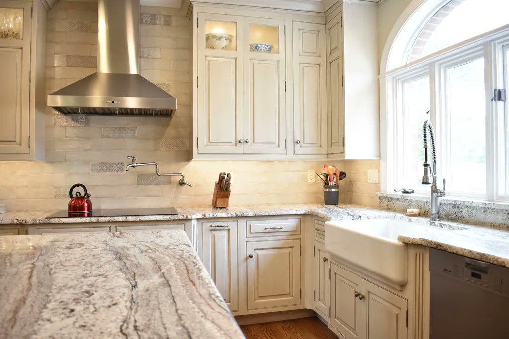 rm_kitchens's tweet photo. This backsplash flows from the counter tops to the ceiling adorning the beautiful range hood. #custombacksplash #kitchendecor https://t.co/DF6ZeSHc82
