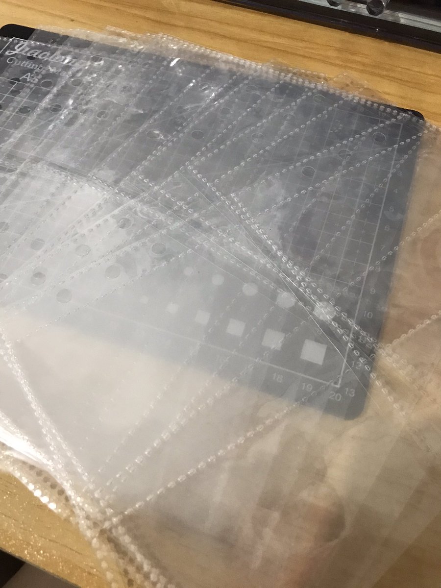 seishmails's tweet photo. 《 wts lfb ph 》helping a friend ! ☻

𓂋 white macaron binder + plastic cover
𓂋 4p sleeves (10 pcs)

‣ take all for 350 php (330 payo)
‣ can send condi if sure buyer

t. macaron binder cover sleeves 4p white https://t.co/Z8jkXESAHn