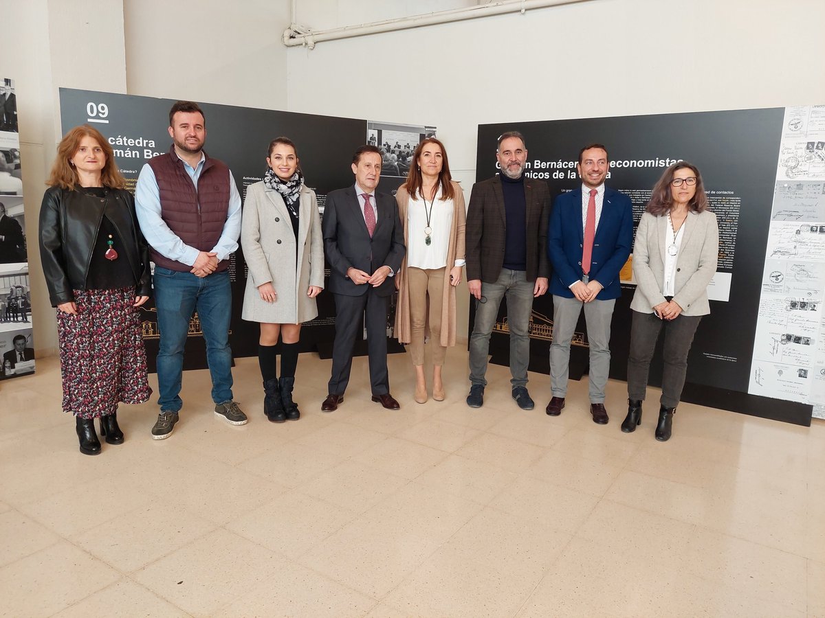 ayuntamientoibi's tweet photo. ⚫️🟡 Presentada l'exposició: "Germán Bernácer, el economista-humanista", en la qual es vol difondre el perfil professional i humà, però també el pensament i obra de l'economista-humanista alacantí més polifacètic i universal.  #germanbernacer #ua #Ibi https://t.co/tyHHMcVjQe