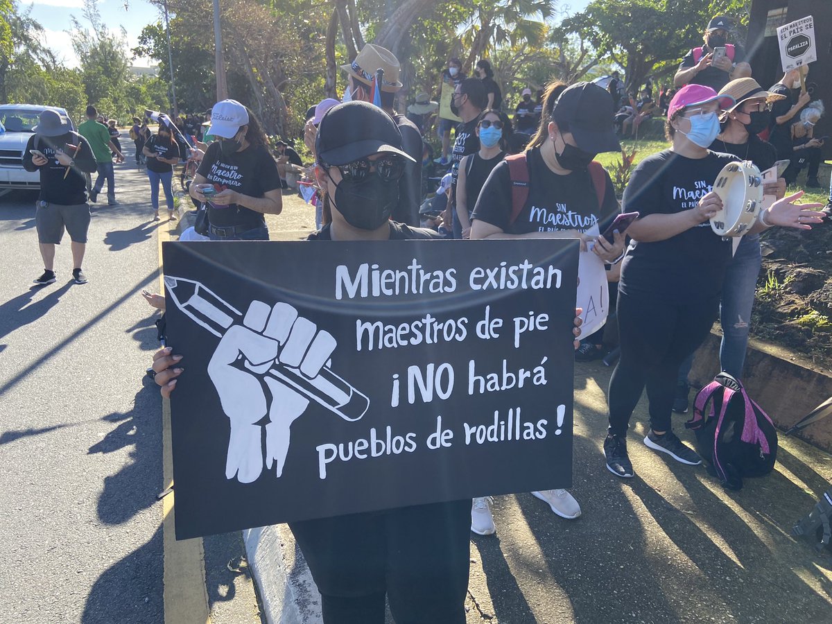 Mientras existan maestros de pie, no habrá pueblos de rodillas.