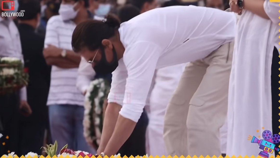 JacyKhan's tweet photo. .@iamsrk you touched her feet...in the same way you have had always done when her eyes were open as well. out of so much respect. You were emotional. seeing her one last time and praying for her soul to be blessed. these people dont spare a person at such sensitive moment even 🥺 https://t.co/W0CkdYPA9i