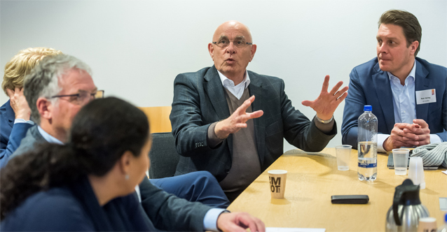 “Sport staat niet op de agenda. We hebben in dit land klimaatdoelstellingen, maar we hebben geen sportdoelstellingen. In het regeerakkoord staat één zinnetje over sport.” aldus @MichaelvanPraag <a href="/NLsportraad/">NederlandseSportraad</a> in interview <a href="/SportKnowhowXL/">Sport Knowhow XL</a> bit.ly/3B65AIp