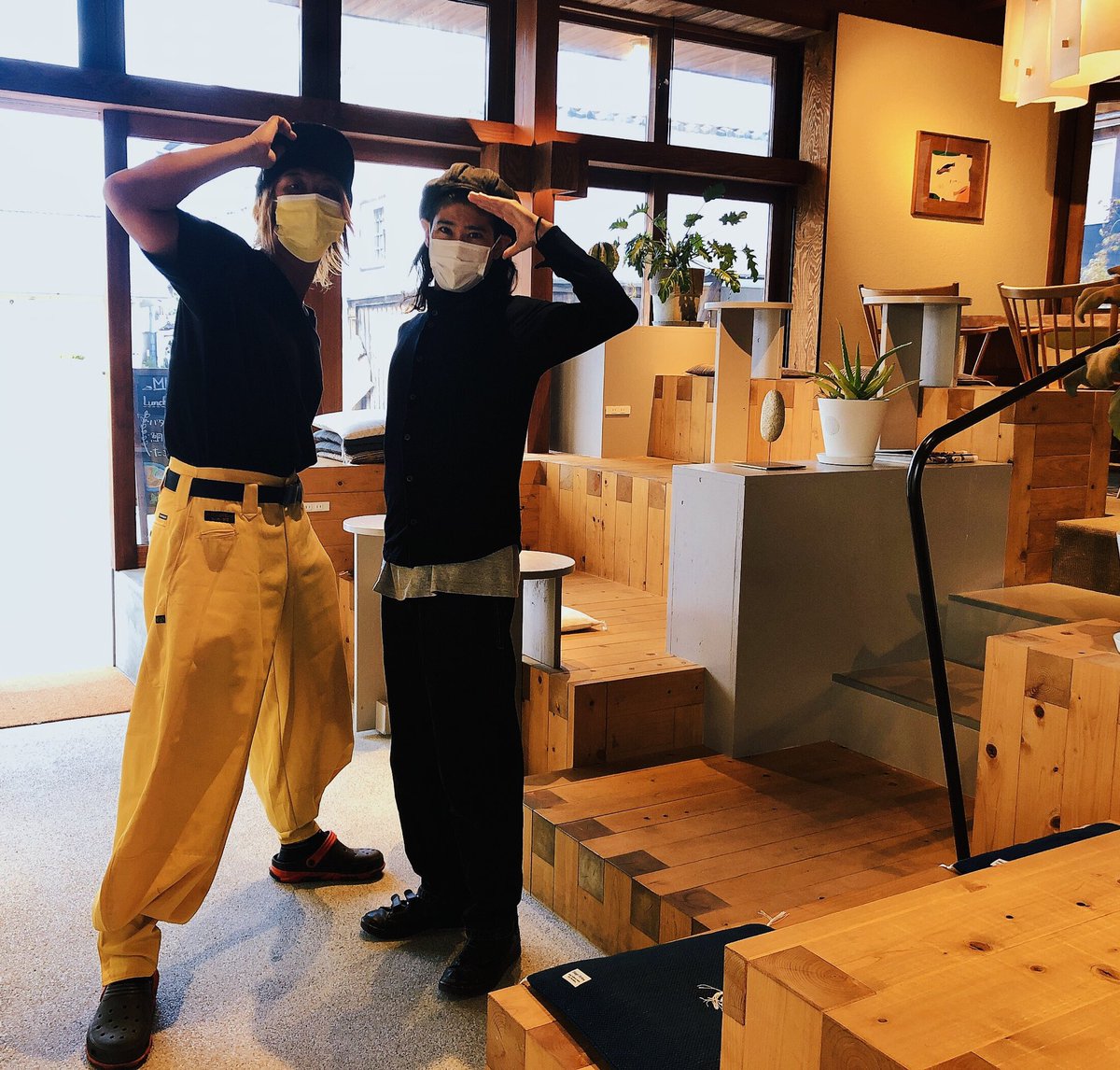 charao109kei's tweet photo. ペロリ〜🤙
しまなみ海道からこんにちわ
渋谷系チャラ男芸人の慶で〜す
去年4月に瀬戸田にオープンした
ホテル【Soil Setoda】
マネージャーの鈴木慎一郎さんと
ペロリ〜
��年の夏に出会い、今ではズッキーと
呼んじゃいます🤗
soilに泊まって至福な時間を是非
#soilsetoda
https://t.co/HbqFLKyGLG https://t.co/lg2vPM8FmC