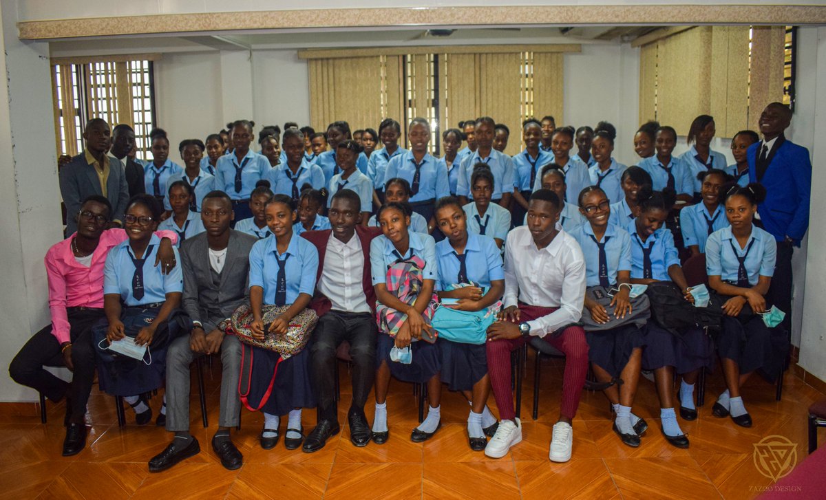clh_haiti21's tweet photo. Les Filles au Lycée du Cent Cinquantenaire (LCC) ont pris part à la conférence organisée à l'AFPEC par le Lycée Alexandre Pétion (LAP) à l'occasion de la fête des philosophes. Au Lycée, nous sommes une famille. #communauté #community #comunidad https://t.co/kktSZ46Zj8