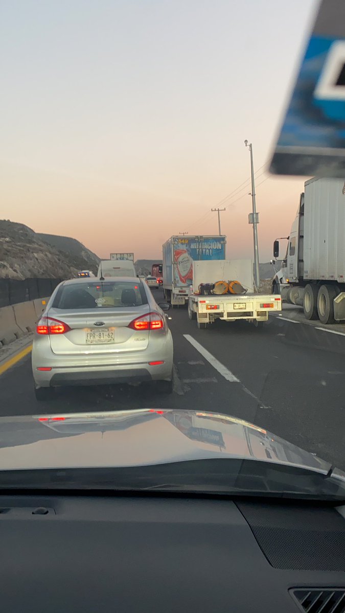 ate94's tweet photo. @CICsal carretera Monterrey - Saltillo parada completamente https://t.co/vQL3QUiDXR