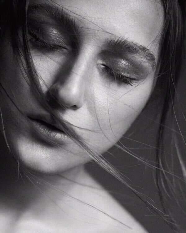 "قد ماتَ فينا فجأةً ما نشتهيهِ ويشتهينا."

- محمود درويش