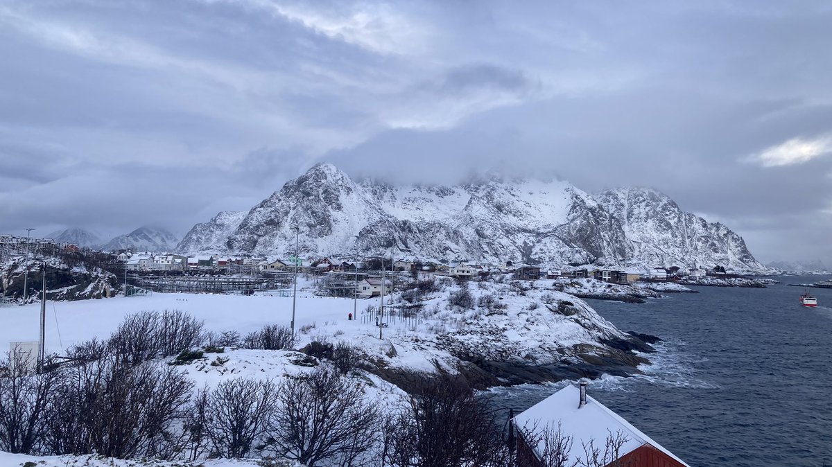 📍Stade de Henningsvaer, Lofoten, Norvège 🇳🇴