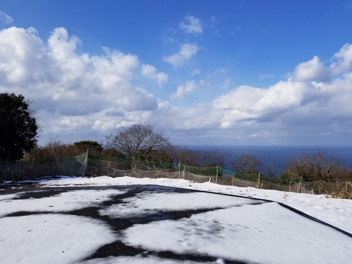 nyaocyan's tweet photo. #山陰本線
#香住駅
#余部埼灯台
#麒麟の町
#冬の日本海
#ローカル線
今回は人とあまり会わないようにドライブです🚗
同じ麒麟の町の香住に行きました🎵
香住駅も無人駅で寂しかった😢
でも、ホームは立派でした👏
余部埼灯台はなかなかの道のりです‼️
日本海の波の音はすごい迫力😮
少し怖かった❗ https://t.co/QX6zQ1t3Lv