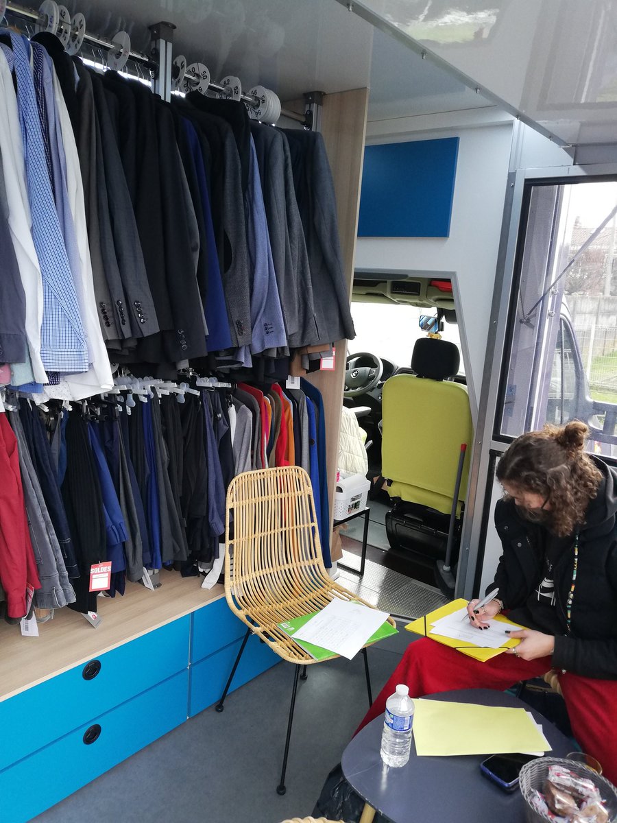 @LaCravateSolidR 🚌 cet après-midi à #PoleemploiBailleul 
Un partenariat avec @poleemploi_HDF 👏👏 Une  aide complète au chercheur d'emploi avec don d'une tenue et simulation d'entretien 🙏💪
<a href="/PAULAgns1/">PAUL Agnès</a> <a href="/PalisseSophie/">Sophie Palisse</a> <a href="/agautier_off/">Antony Gautier</a>