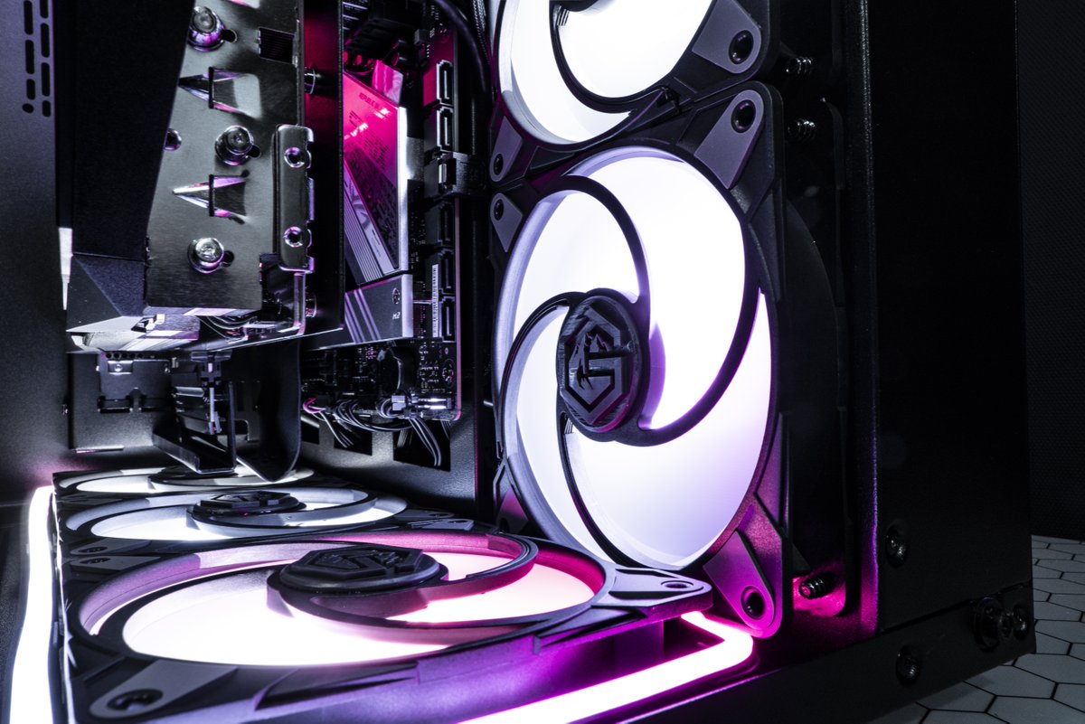 Panorama Black

Unser letzter Build von 2021 hat es in sich!
Edles Understatement zeigt sich mit dem Panorama-Case. Im Vordergrund posiert die mächtige 3080 Ti von MSI, im Hintergrund wird der i9-Prozessor durch die 360mm-AIO gekühlt.
