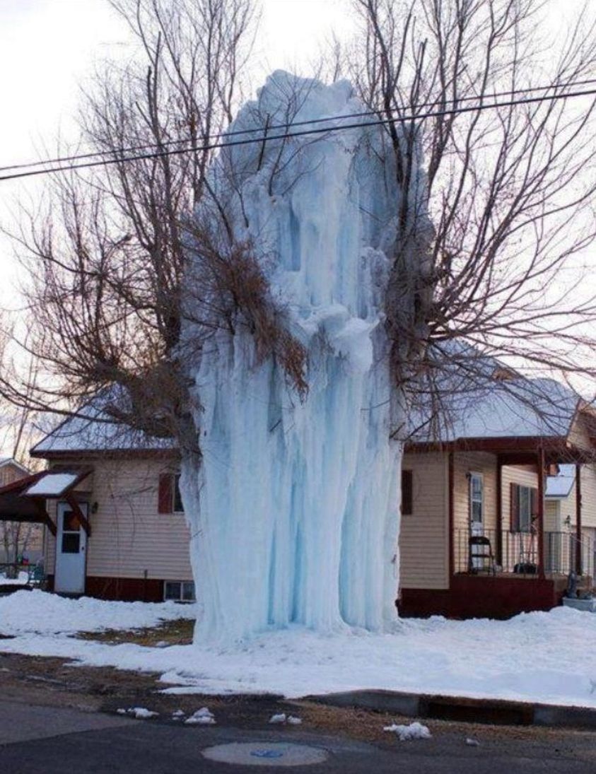 RT @MeanwhileinCana: This is what happens when a fire hydrant bursts in freezing weather. https://t.co/17iLnekVit