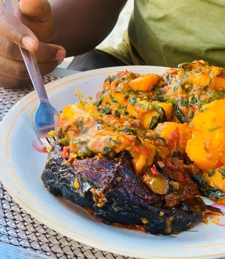 ogwugofood's tweet photo. Na who chop belleful dey see Ojuju, no run... You gerrit? Well if you don't just order😑
Meal from @dbaristas_nigerdelta for just N4000 (excluding delivery fee)
Ok bye👀
#ogwugofood #enuguvendors #delivery #cowleg #ojuju https://t.co/Xk1UdPSQfR