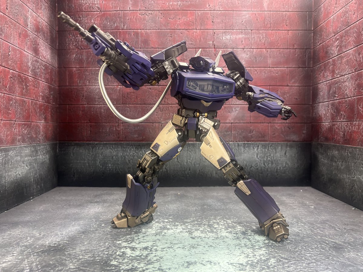 BobbySkullface's tweet photo. Today we look at #bingotoys offering of their take on movie verse #transformers #bumblebee #shockwave called #waveman #3rdparty https://t.co/Cfrm7oPygU https://t.co/buK0mnPfBD
