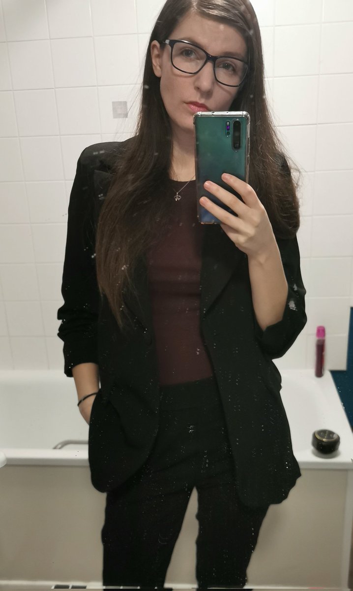 I call this sleepy business woman Sela at 5 in the morning 🤙