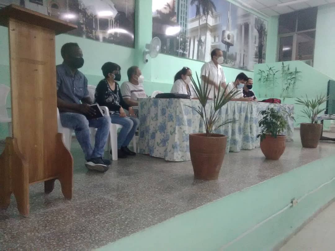 Se reúne el DrC. Calixto Orozco con un grupo de estudiantes de 5to año de Medicina para atender un grupo de Planteamientos Estudiantiles.

#SomosFEU #CubaVive #RumboAl100FEU #Revolucionando #VamosConTodo

❤️ 🇨🇺

<a href="/ucmvccu/">Universidad de Ciencias Médicas de Villa Clara</a> <a href="/ujc_ucmvc/">UJC Ciencias Médicas de Villa Clara</a> <a href="/UJCVC1/">UJC VC</a> <a href="/CalixtoOrozco/">Rector @ucmvccu</a>  @RalOmarRodrigu1