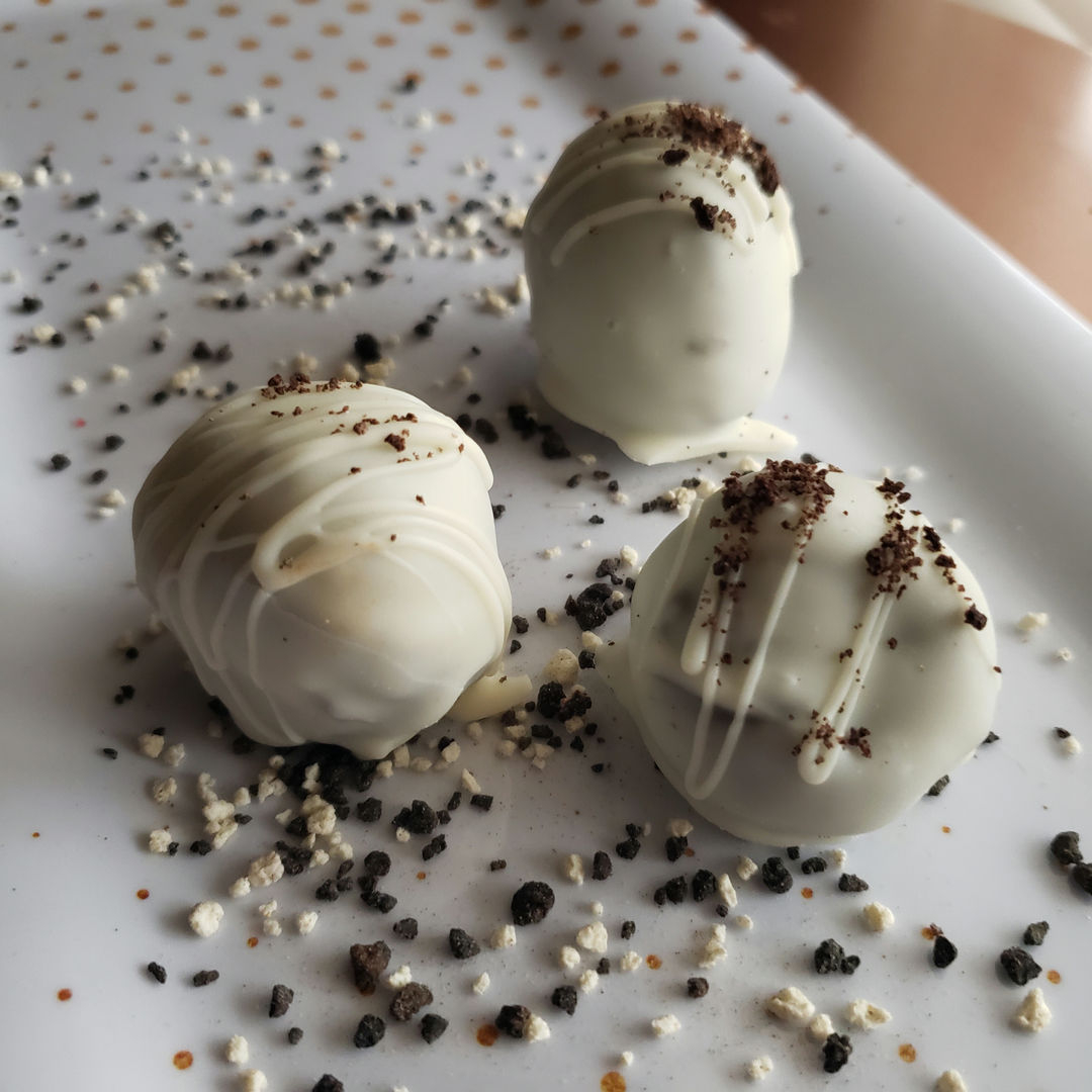 thepapersack's tweet photo. the holiday box gets a LUV twist! Loaded with goodies like these Oreo Cheesecake Truffles, it's the perfect treat for Bae (and hopefully they share)! Order yours now for Saturday/Sunday pickup! 

 #choose901 #eat901 #cooperyoung #memphis #explorememphis  #ediblememphis #midtownme https://t.co/jYC60mjGgd
