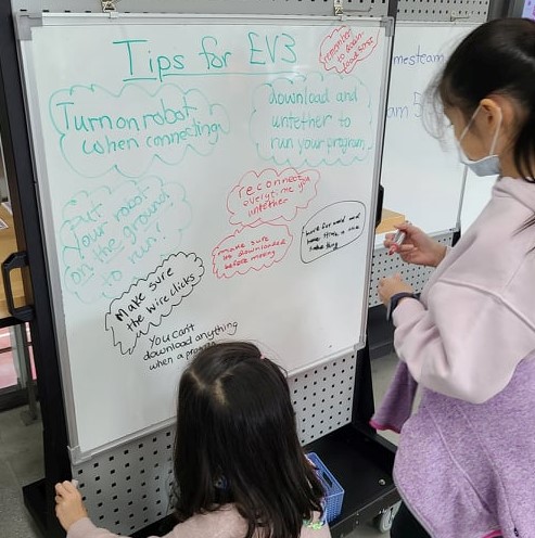 rainbowl's tweet photo. Powered up the EV3s with a new crop of students today. Asked them to help create a shared list of "Tips" they learned as they explored. I love seeing what they figure out on their own and am usually lucky enough to learn a new tip myself! Thx Grade 4! #TASTigers #LEGO_Education https://t.co/DD42UXpbYl