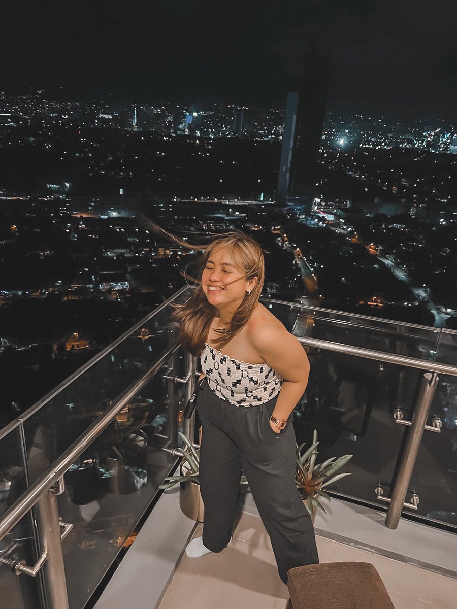 micahdavidg's tweet photo. when lula is real but arte is life 😝🏙
yung lahat sila mag enjoy sa view tapos natahimik ka lang at namutla sa tabi ganern🥲 #queenthingsonly✨ https://t.co/SUqlJeMjjk