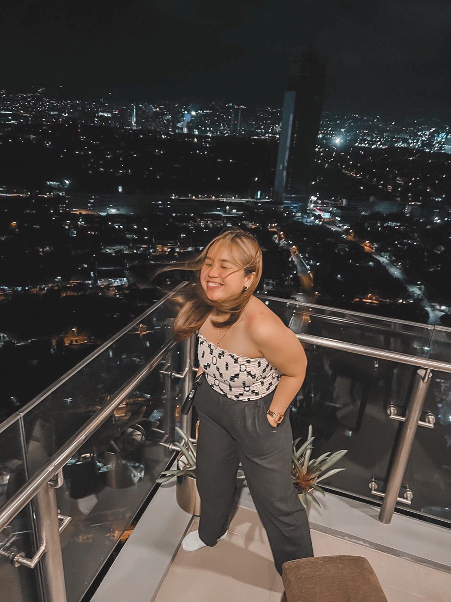 micahdavidg's tweet photo. when lula is real but arte is life 😝🏙
yung lahat sila mag enjoy sa view tapos natahimik ka lang at namutla sa tabi ganern🥲 #queenthingsonly✨ https://t.co/SUqlJeMjjk