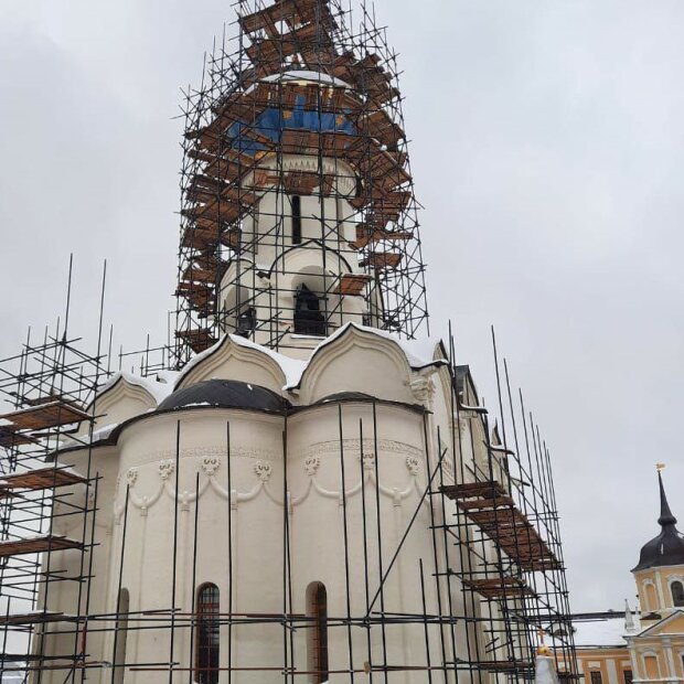 religiastop's tweet photo. Молитва или безопасность 

Одна из прихожанок троице-сергиевой лавры, увидев, что на территории церкви ведутся ремонтные работы, решила помолиться человеческим останкам на улице, у стены, где захоронены так называемые мощи "святых". 

Продолжение: https://t.co/WjaQadtNmH https://t.co/WQ7JAVc0YG