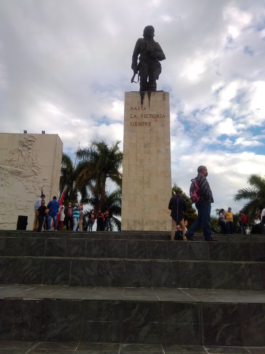 LagoDunia's tweet photo. UEB Apícola Villa Clara recibe hoy la Bandera de PROEZA LABORAL . FELICIDADES https://t.co/I6lPu9I0SW