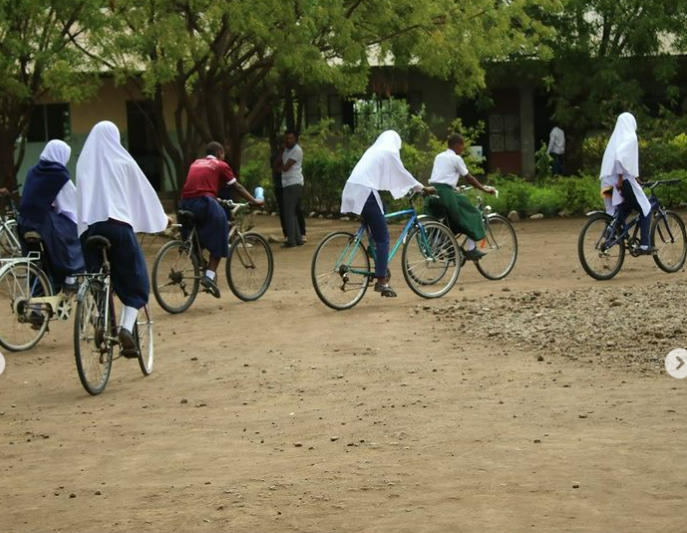CEIPLAREDO's tweet photo. Grazas a #activewoman #abcimpact #bike4girls por facer posible e facernos participes neste marabilloso proxecto que empodera a situación femenina en Tanzania !!! https://t.co/oh4Ie0vcBX