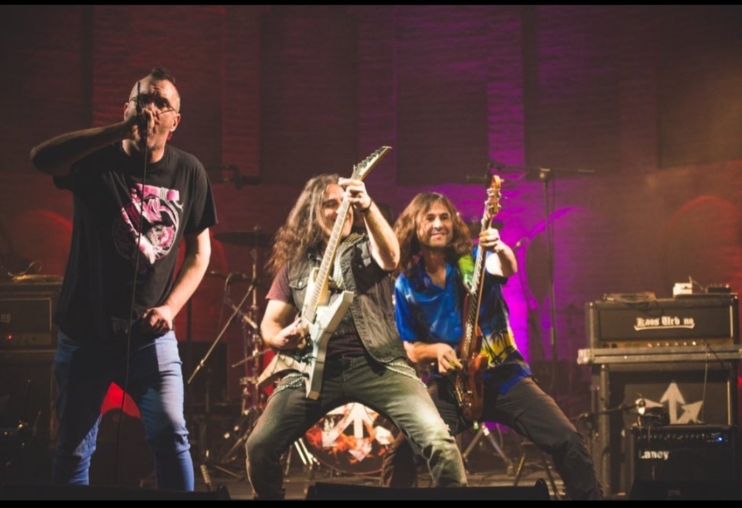 Gracias a toda la gente que vino a vernos, nos hizo estar muy agusto en el escenario, gracias también a nuestros amigos de @KAOSURBANO96 por invitarnos a compartir escenario y dar las gracias también a la gente del CírculodeArteToledo que nos trato muy bien.
📸 @dagamfotografo.