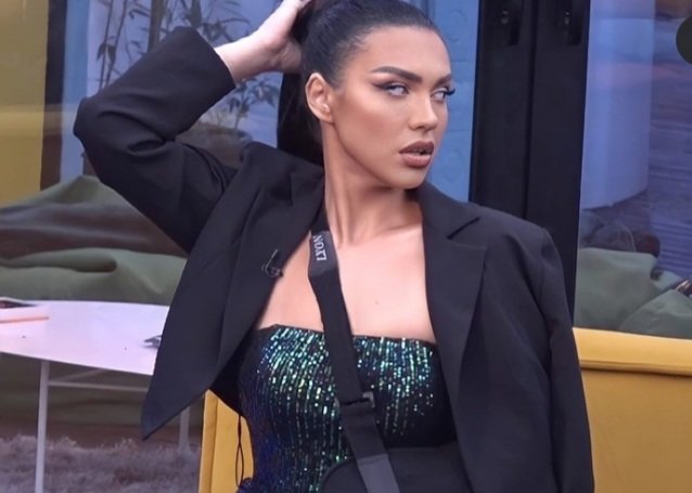 uthejtalbeti's tweet photo. Queen without a crown โค๐คand she know she win this big brother #TeamEinxhel #bbvipal #einxheldagz #einxhelfituese #einxhel #bbvipal https://t.co/nbhsXKuUpd