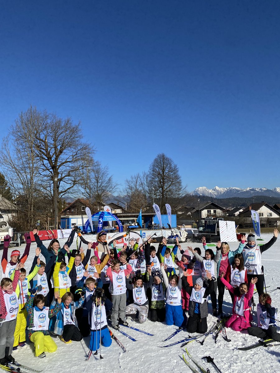 policija_si's tweet photo. [Šolar na smuči] Joj, kako smo danes imeli luštno na #solarnasmuci! 😀😀 Skupaj s Petro Majdič je bil tek na smučeh za otroke vrhunska zabava. Pričakovanja organizatorjev @SloskiSZS, @policija_si, Zavoda za šport RS Planica in šolarjev izpolnjena.👍 https://t.co/LNLGU6aZbO