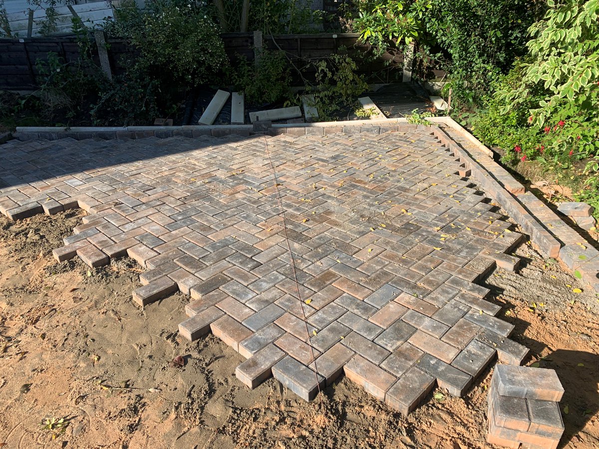 ProjexSand's tweet image. Classic herringbone pattern progressing well. Going to be a few cuts on this one with that curved edge. #building #contractor #developers