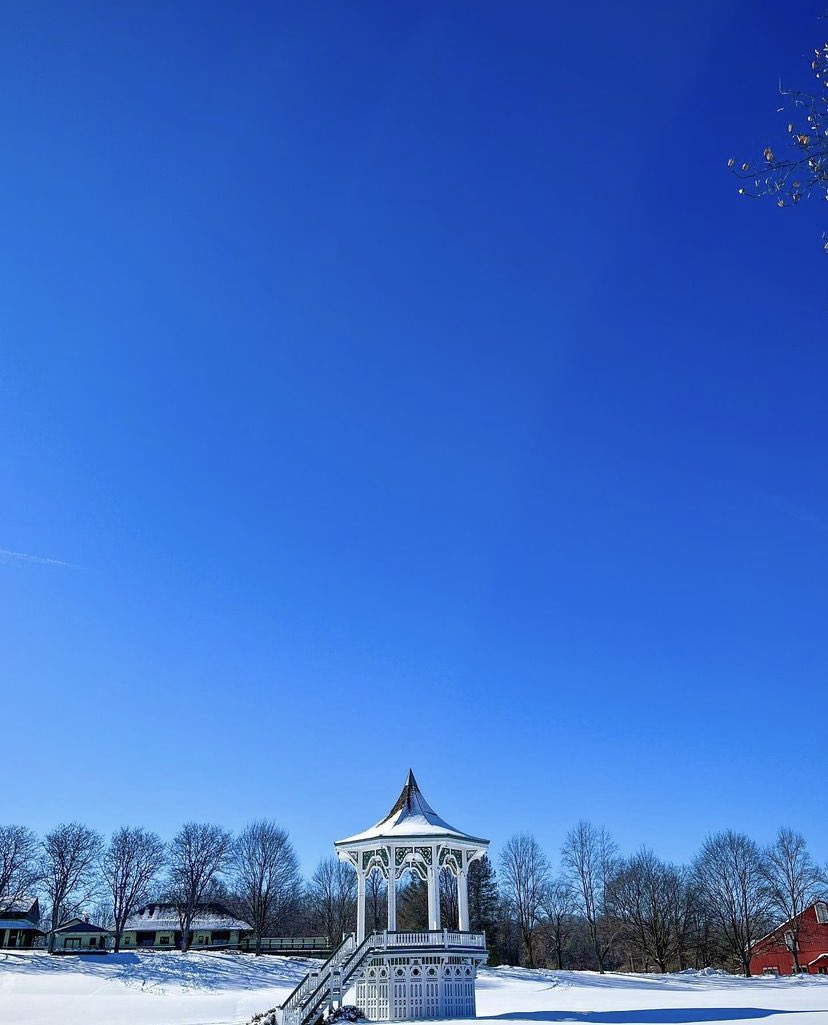 GCVMuseum's tweet photo. Beautiful blue skies over the Great Meadow. 💙 We love this shot from last weekend’s Nature Sunday Experiences! 

(📷: @scottpukos) 

#Winter #BlueSkies #Museum #VisitRoc #ILoveNY #ExploreUpstate #NYHistory #RocTopShots #LivingHistoryMuseum #GCVMuseum https://t.co/Sz0qobR9eS