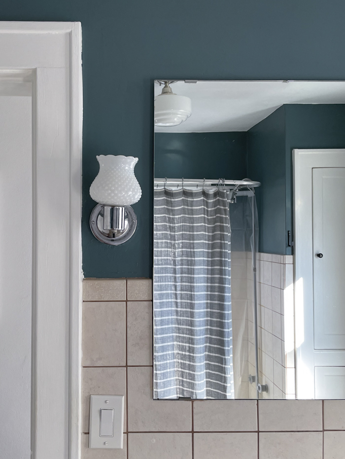 bedknobsbaubles's tweet photo. Our bathroom renovations begin next week! While we’re starting with the powder room, I wanted to give you a look at the main bathroom's "before" photos this week: https://t.co/gy0pnOoj49 https://t.co/JNa75VlgEv