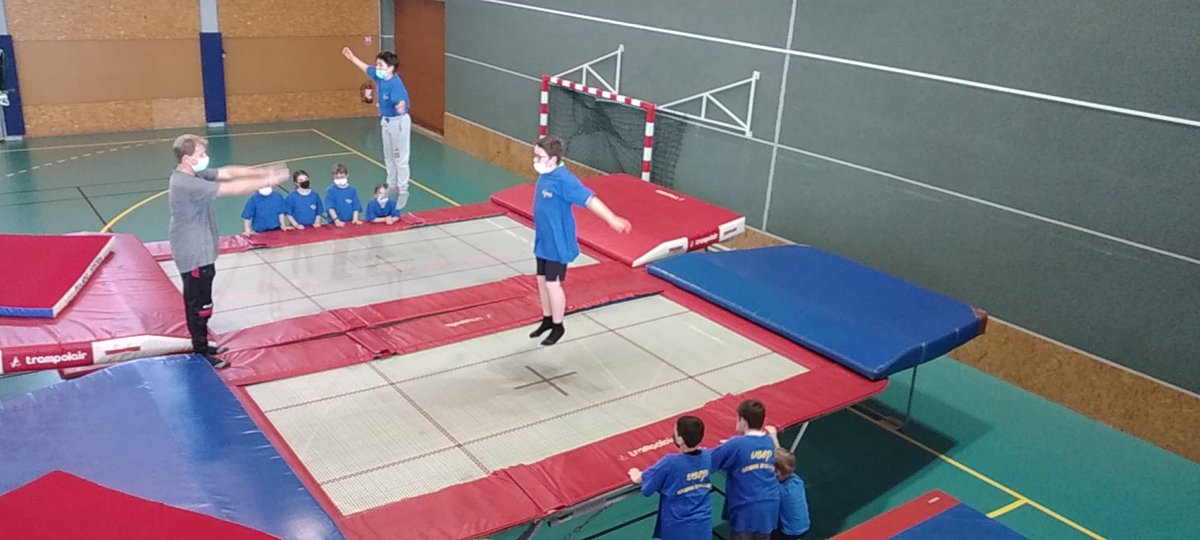Journée Usep HTS à Bourbon l'Archambault avec les associations Usep de Cosne, Ainay, St Bonnet et Bourbon. Activités : trampoline, gym, tir à la corde, tennis de table.
<a href="/UtilisateurLD/">Laurent Didier</a>