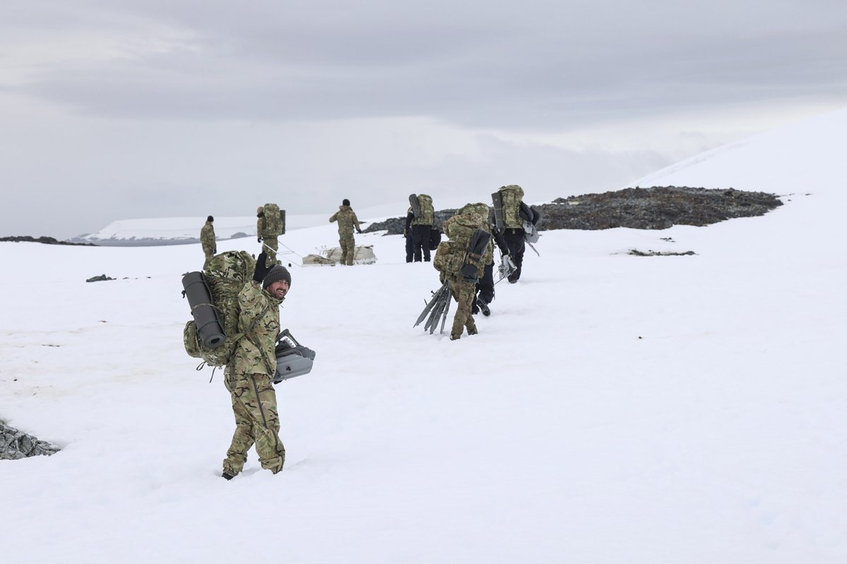 Royal Navy tweet media