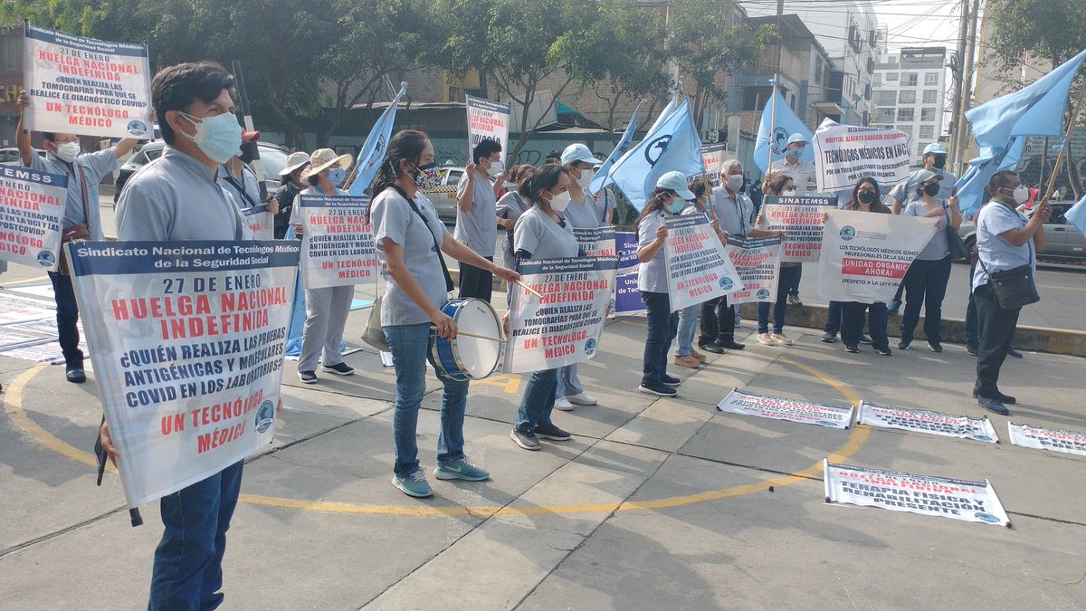 SinatemssPeru's tweet photo. Ya nos encontramos en el día 14 de Huelga frente a la Sede Central de EsSalud. Por la unidad orgánica que brinde soporte a los Tecnólogos Médicos!
#COMPROMISO
#TECNOLOGOSUNIDOS
@Latina_Noticias @RPPNoticias @larepublica_pe @canalN_ @elcomercio_peru @Ojo_Publico https://t.co/BimTRMFMRR