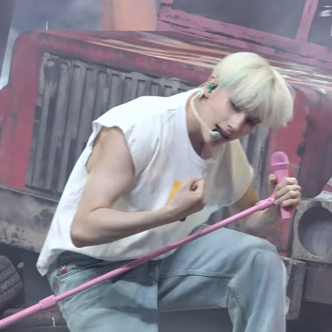 HUEKAN1SMS's tweet photo. are u ok? no this HUENING KAI happened.💀💀💀 #HUENINGKAI https://t.co/uXGqJ3W5Mc